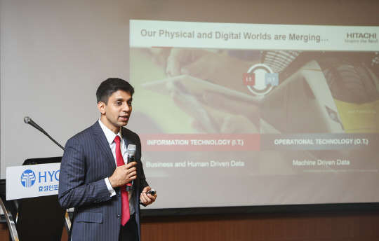 효성인포메이션시스템이 16일 서울 삼성동 그랜드 컨티넨탈 호텔에서 기자간담회를 갖고, 스케일 아웃 방식의 빅데이터 분석 플랫폼인 'HSP 400'을 출시했다고 밝혔다. 사진은 효성인포메이션시스템이 총판을 맡고 있는 수닐 샤반 히타치데이터시스템즈(HDS) 아태지역 솔루션 총괄 이사가 발표하는 모습.  효성인포메이션시스템 제공